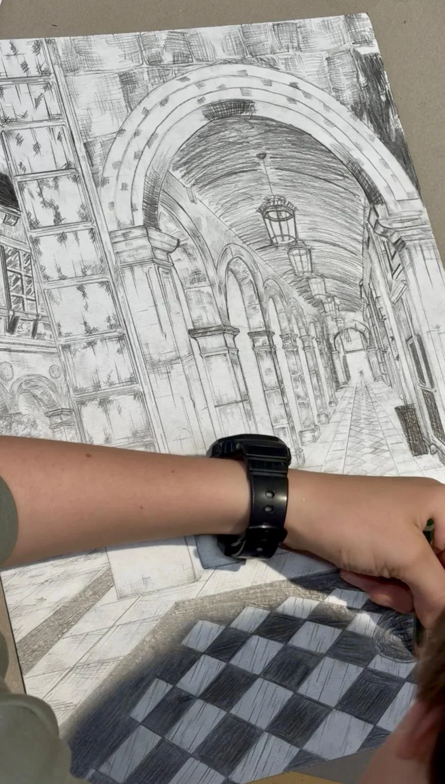 Dessin au crayon d'une galerie voûtée en perspective, atelier libre Bordeaux