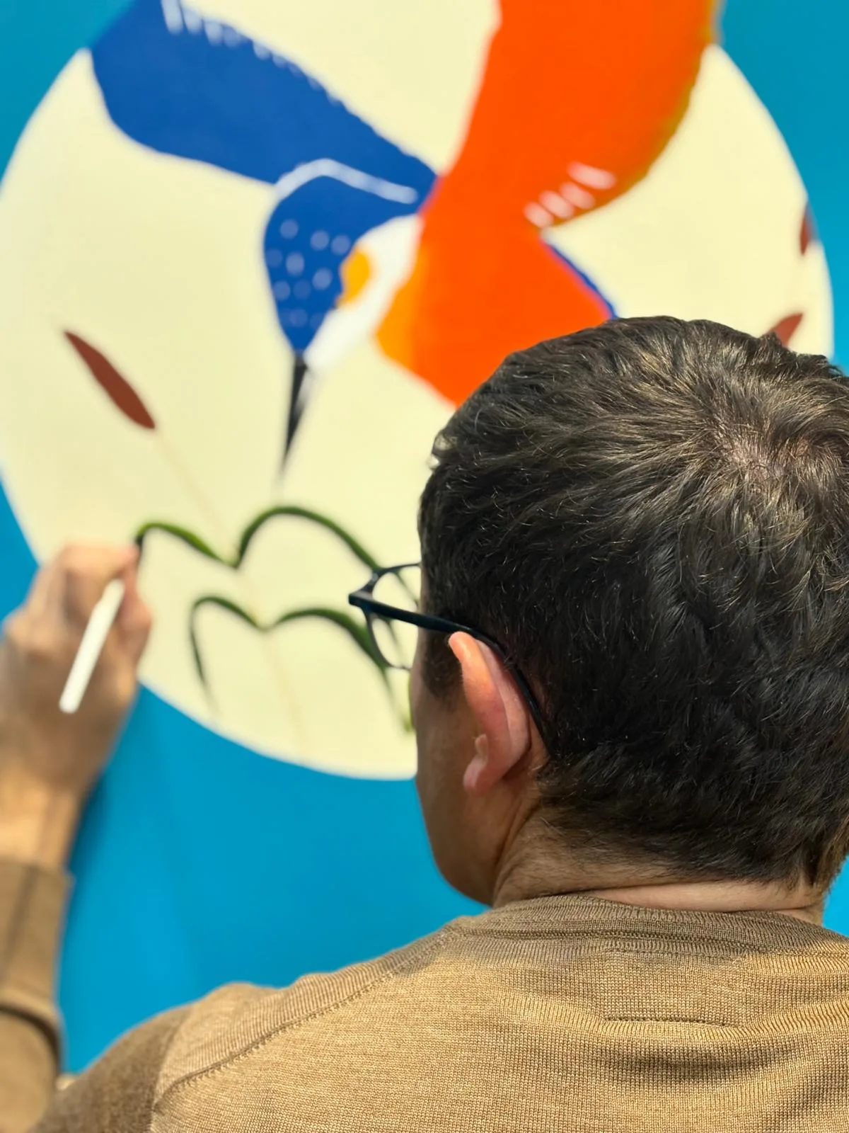Martin-pêcheur stylisé peint en aplats de couleur sur fond bleu, atelier libre Bordeaux