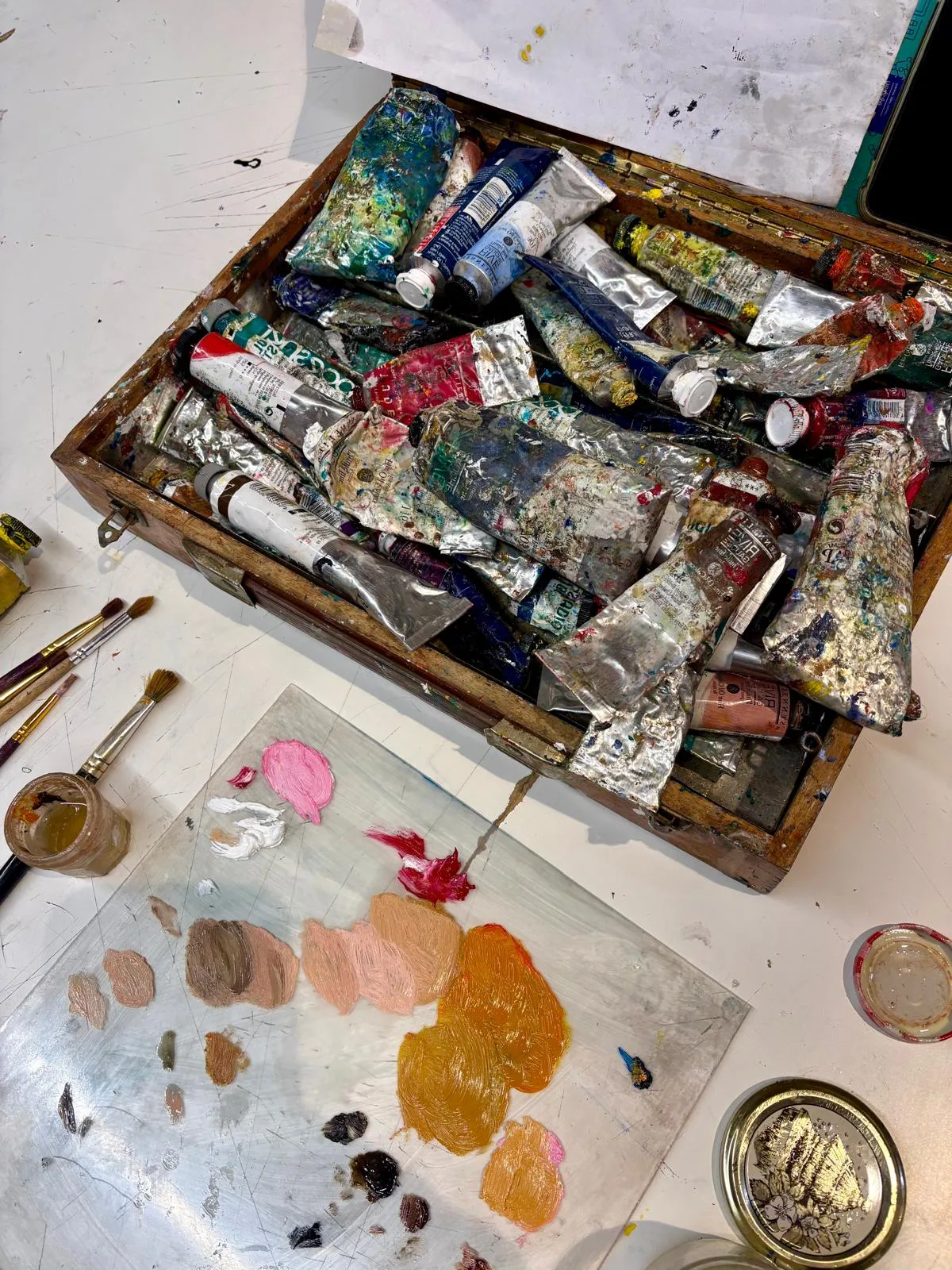 Boîte de tubes de peinture à l'huile et palette de tons chair, atelier libre Bordeaux