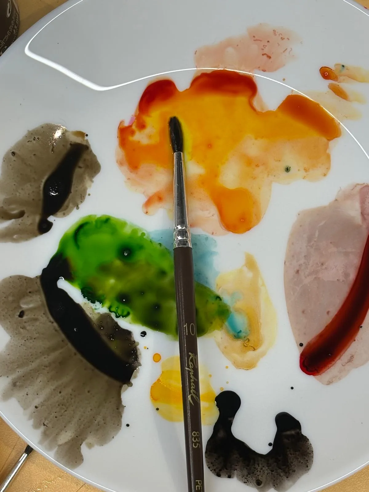 Palette et pinceau d'aquarelle en gros plan, atelier libre Bordeaux