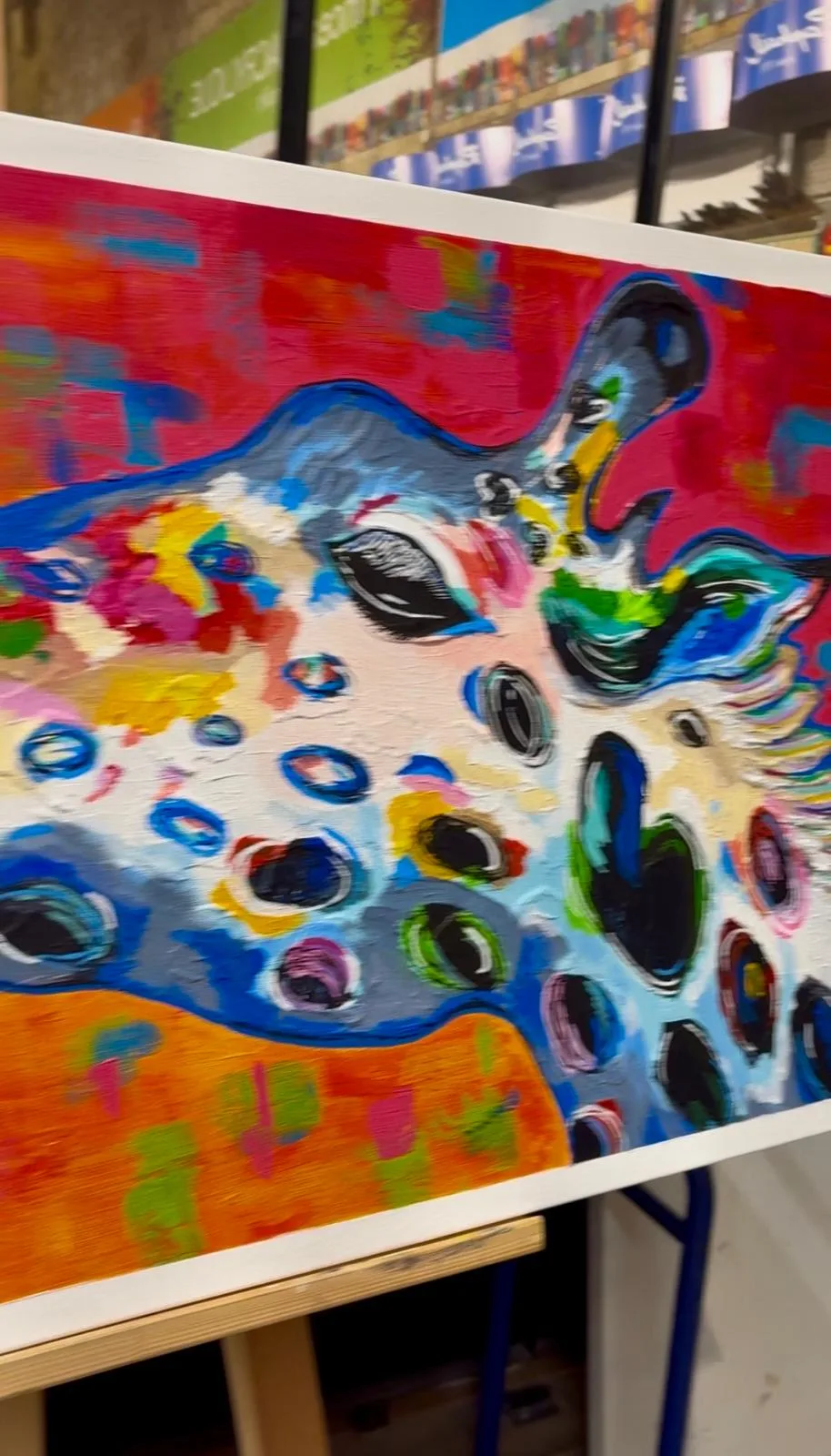 Peinture abstraite aux couleurs vives réalisée en atelier libre à Bordeaux