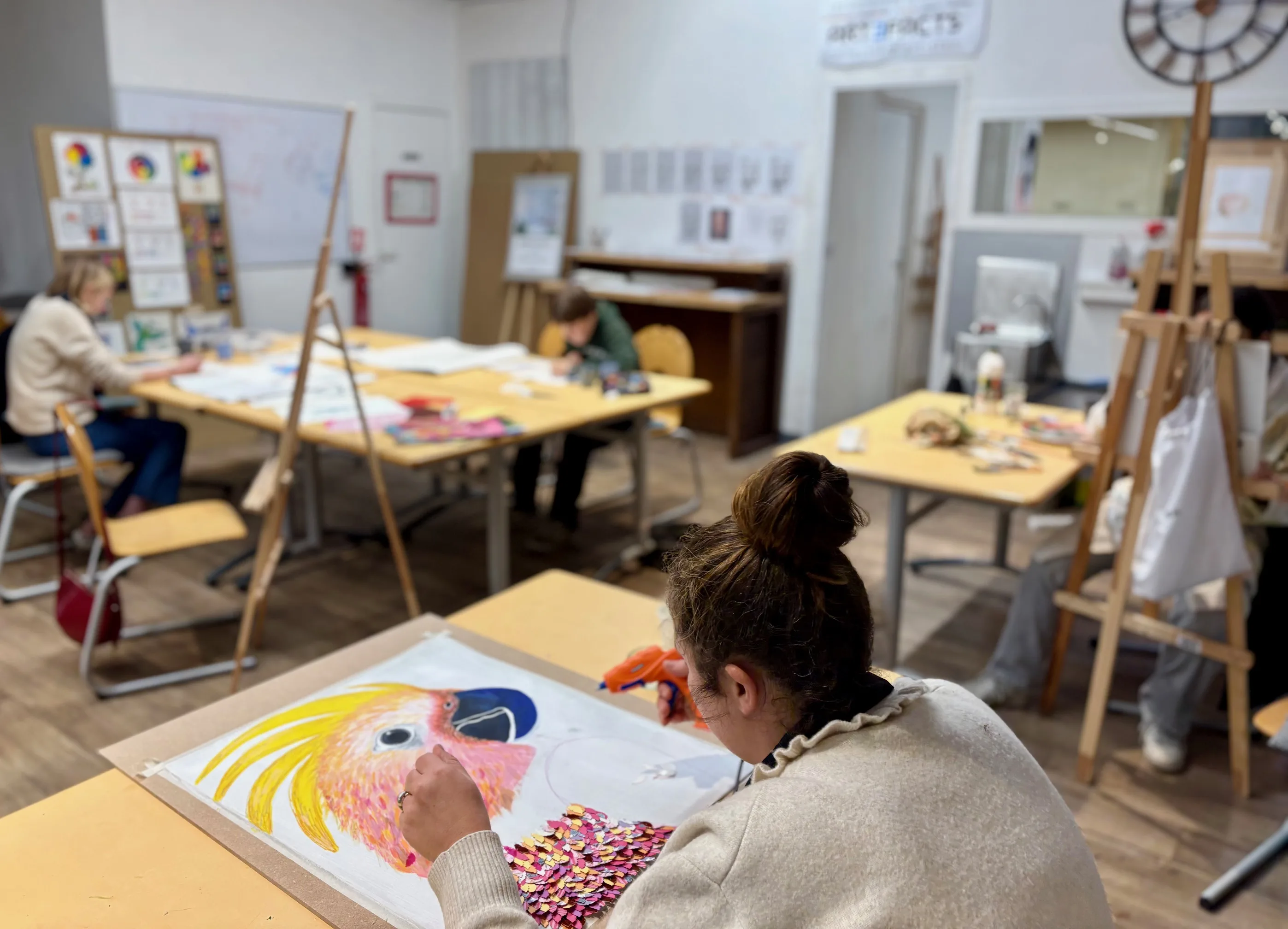 Perroquet en couleurs vives et collage réalisé en atelier libre à Bordeaux