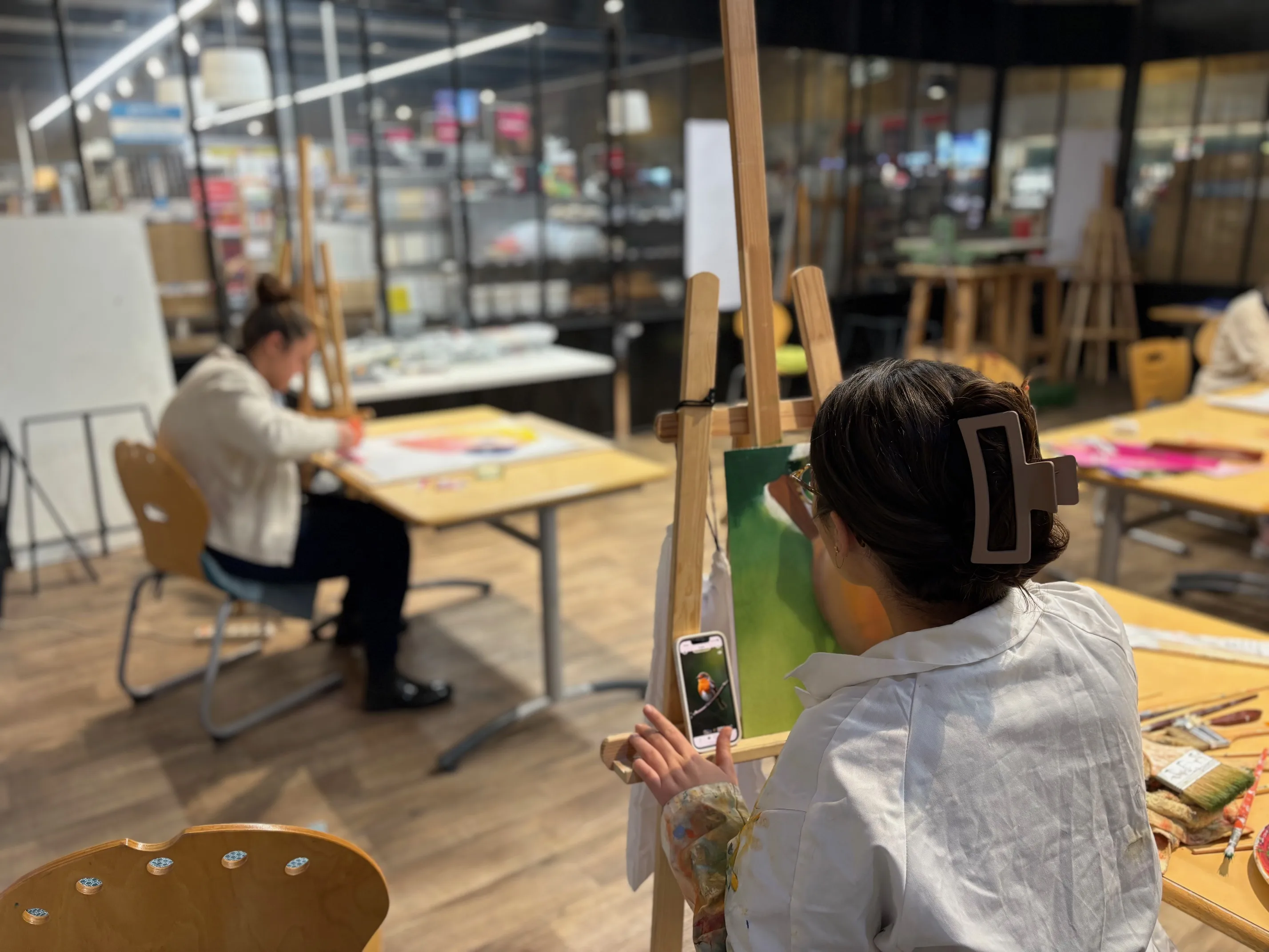 Participante peignant un portrait à partir d'une photo, atelier libre Bordeaux