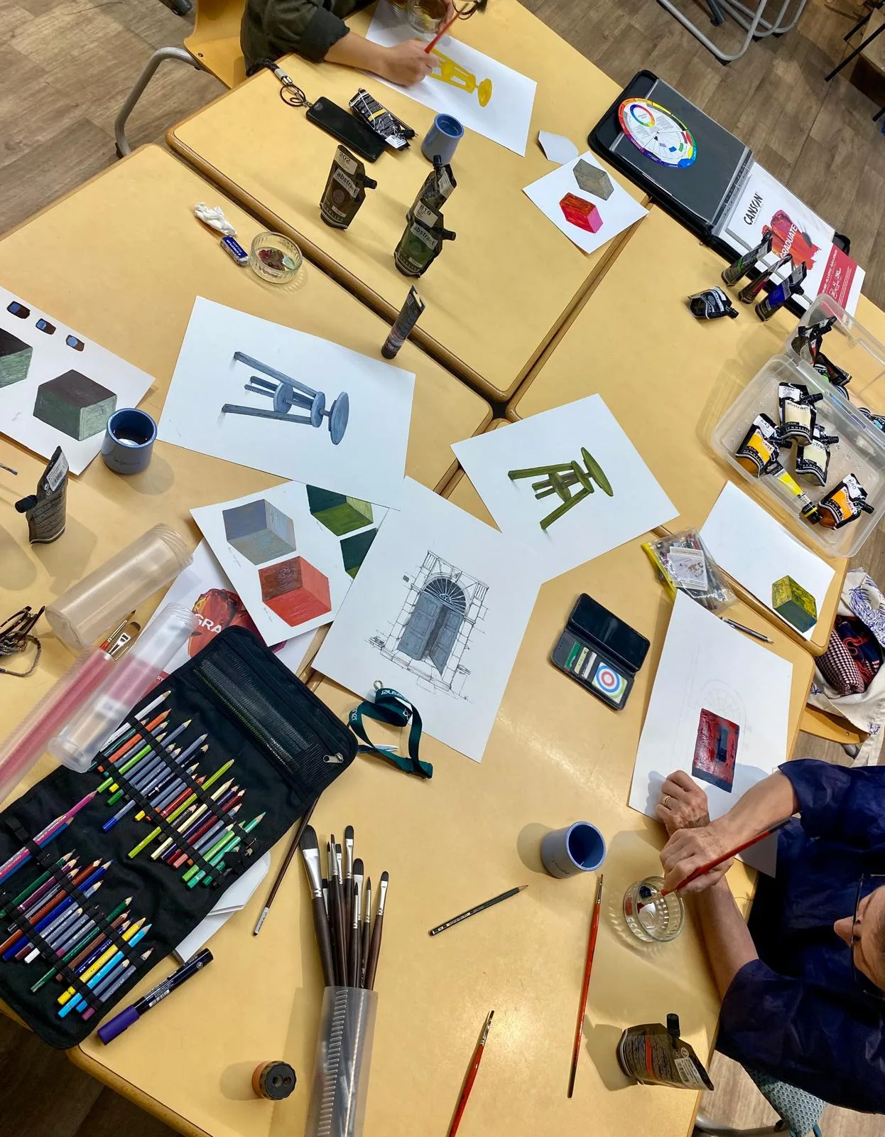 Table d'atelier avec études de volume et de couleur, atelier libre Bordeaux