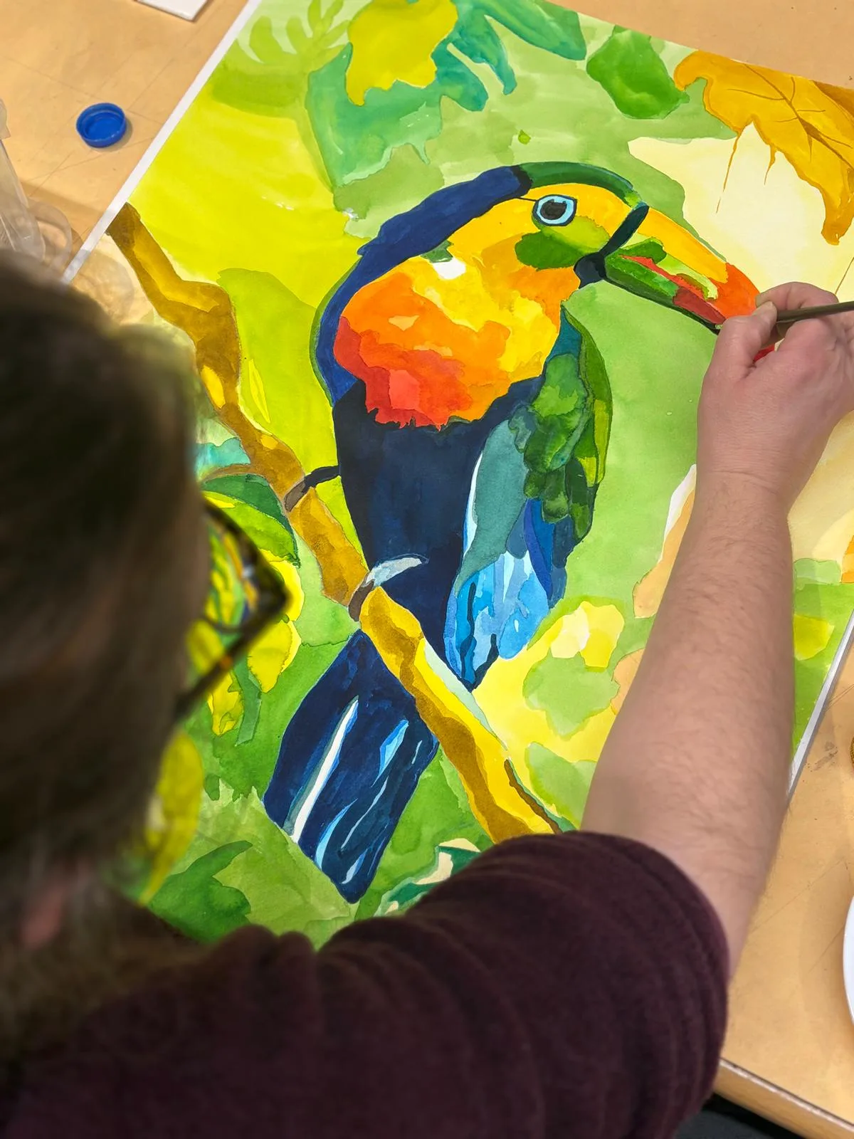 Toucan peint à l'aquarelle dans un feuillage tropical, atelier libre Bordeaux