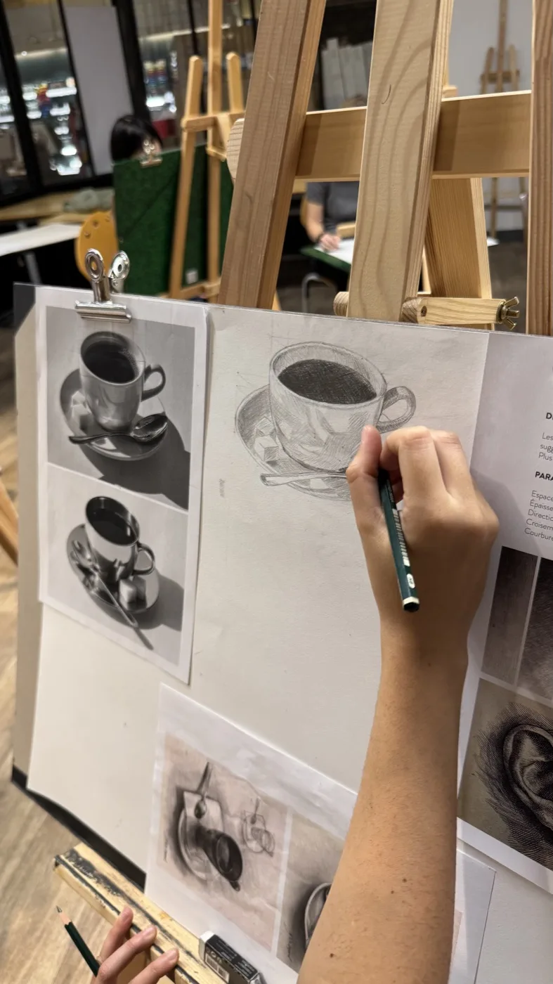 Élève au chevalet en atelier de dessin