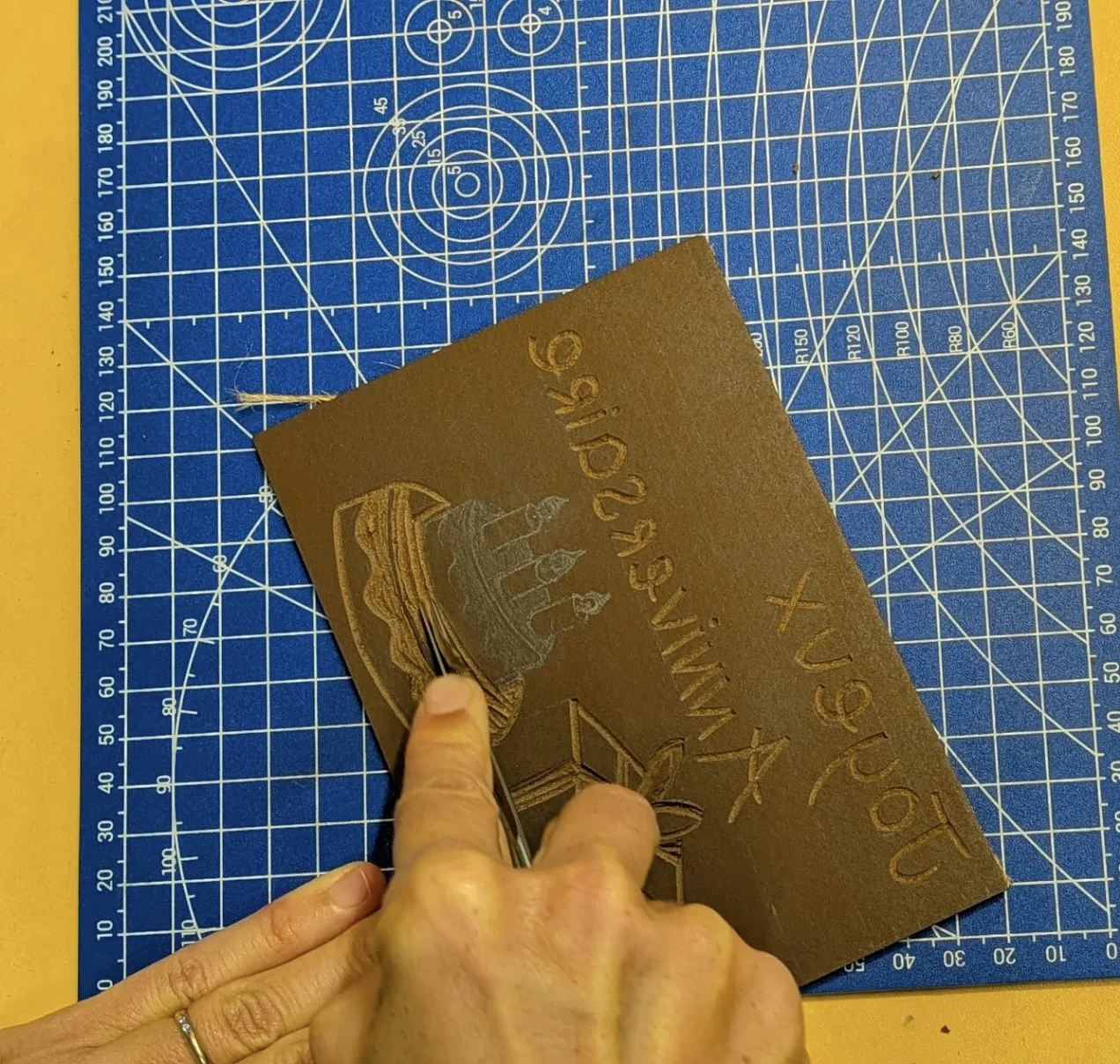 Gravure sur linoléum, plaque en cours de taille