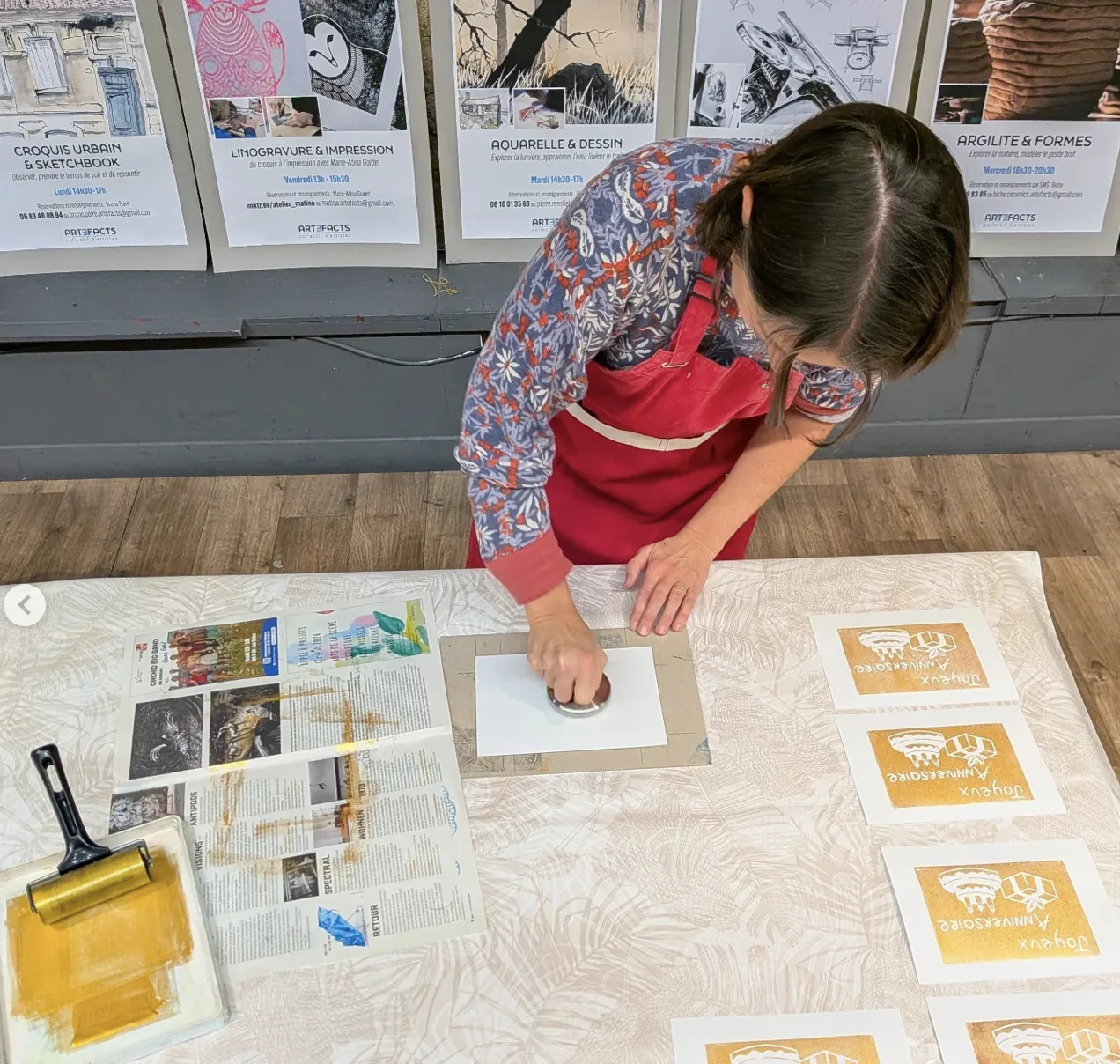 Atelier de linogravure, impressions en cours à Bordeaux