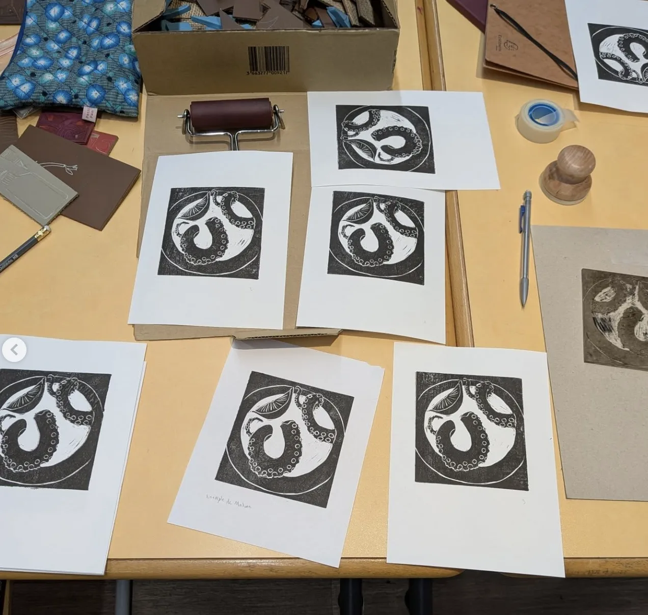 Encrage et impression à la main en linogravure