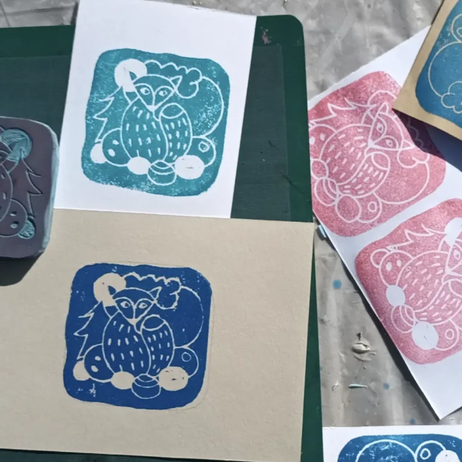 Impressions de linogravure en couleur, motif d'oiseau