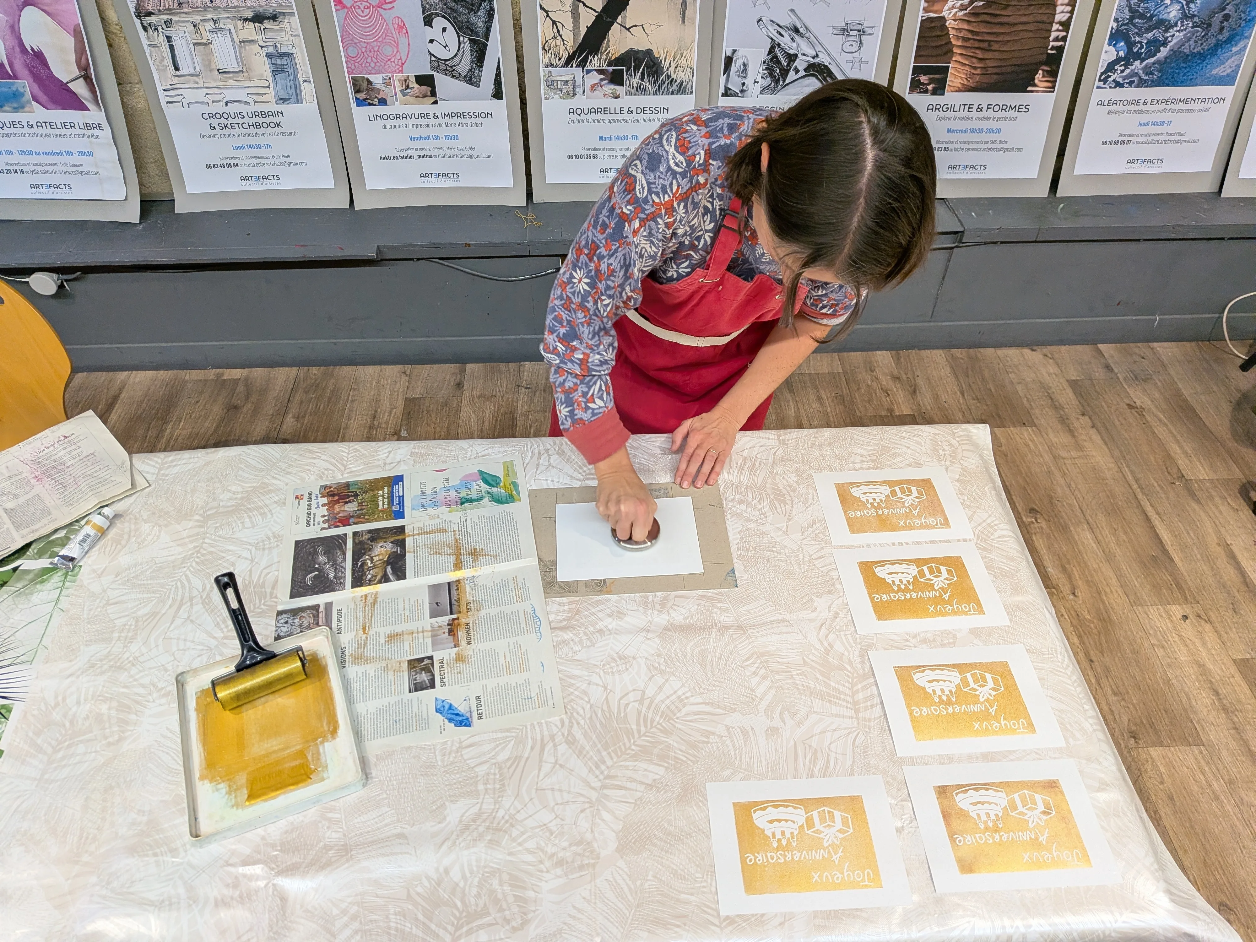Détail d'une impression de linogravure, motif de hibou