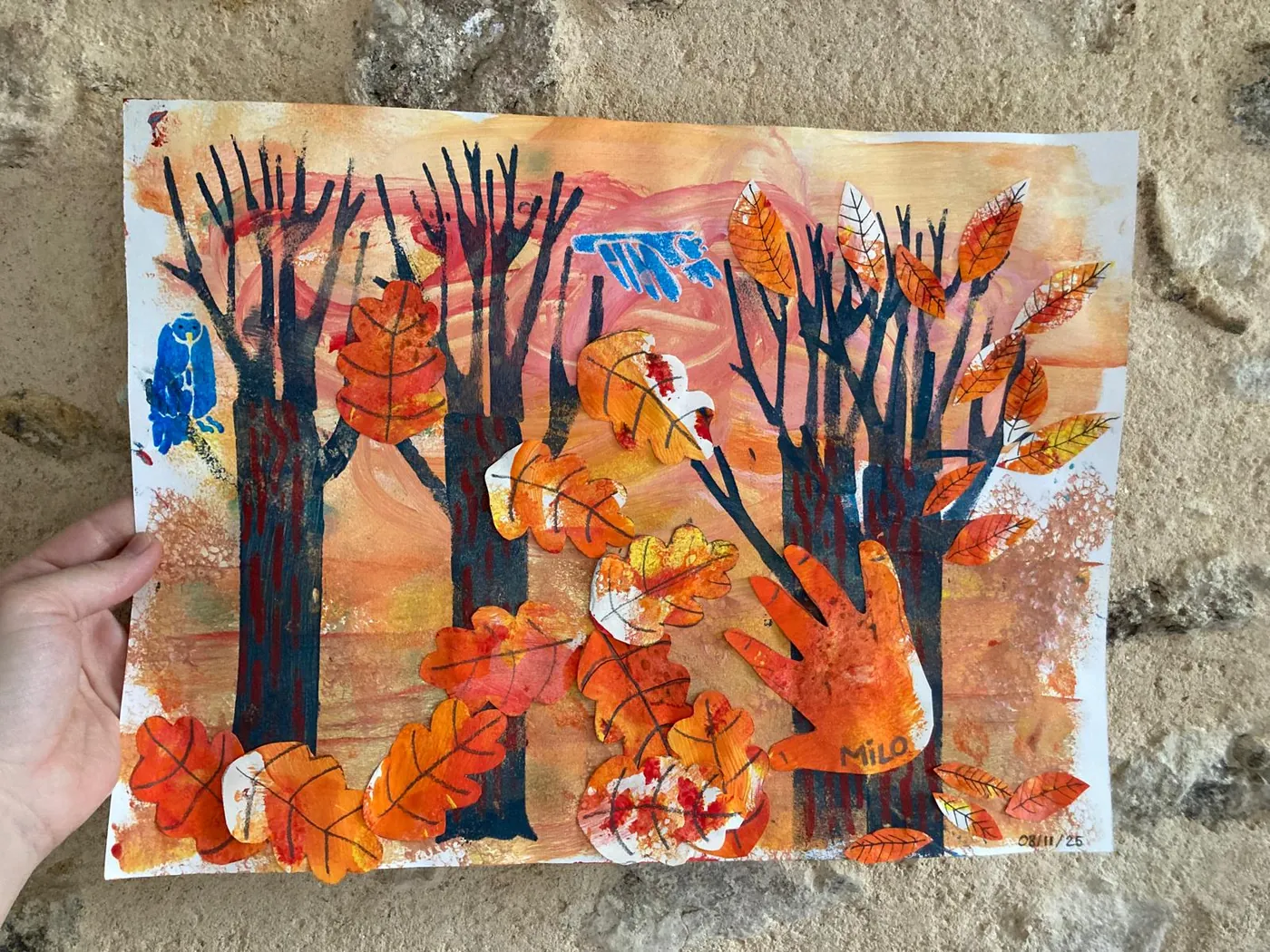 Collage d'une forêt d'automne réalisé en atelier parent-enfant