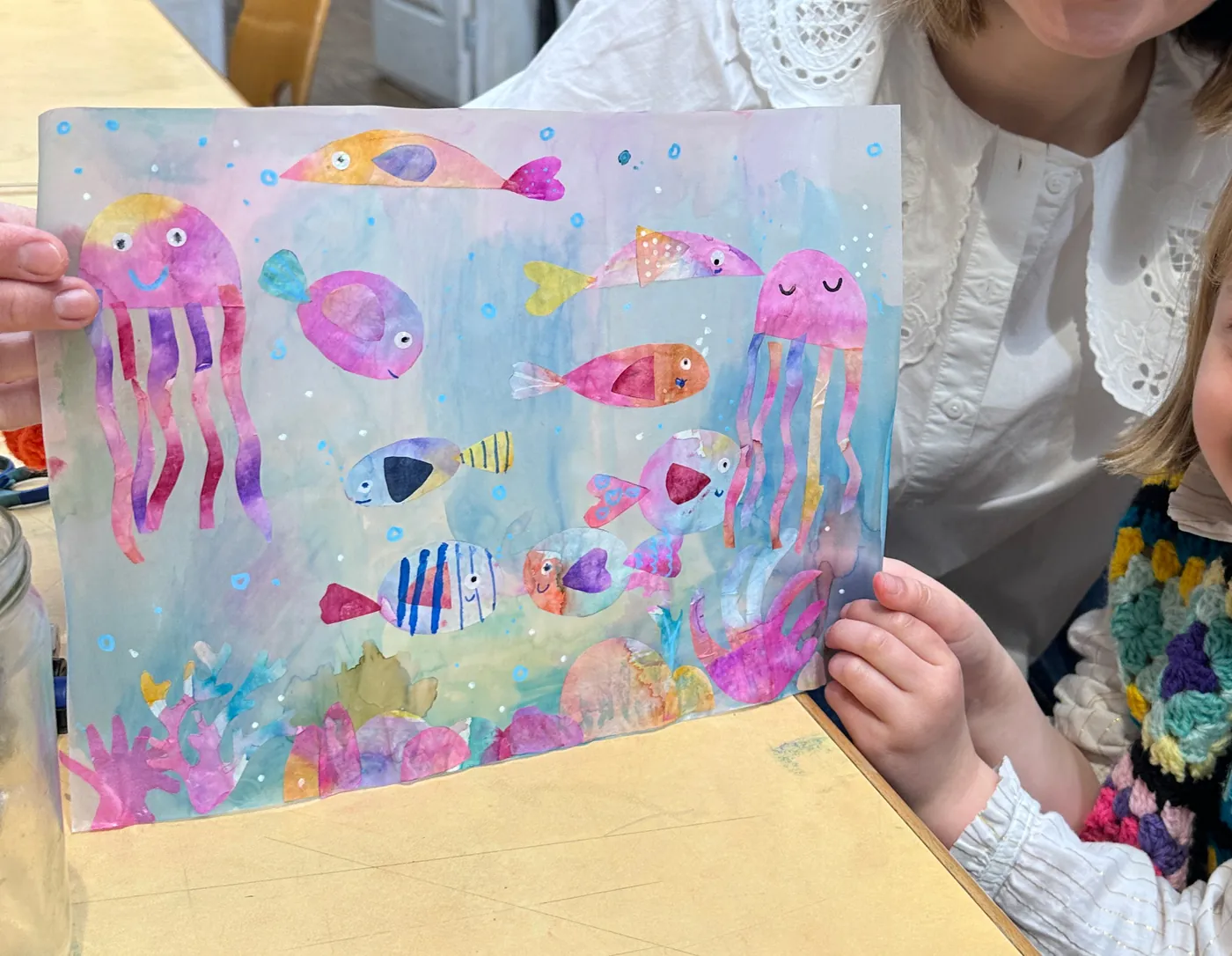 Aquarelle et collage d'un fond marin réalisés par une enfant