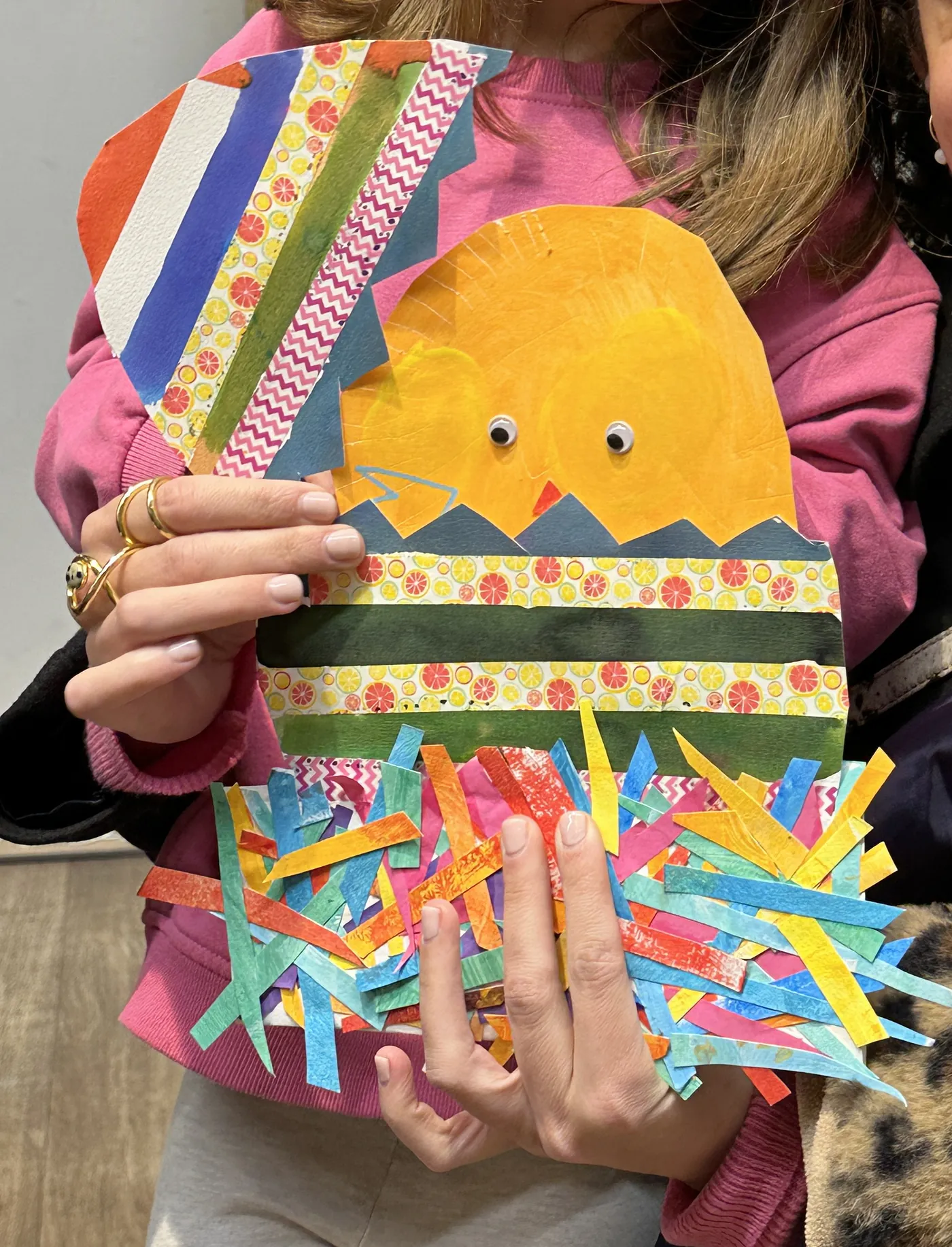 Collage d'un poussin en papiers colorés
