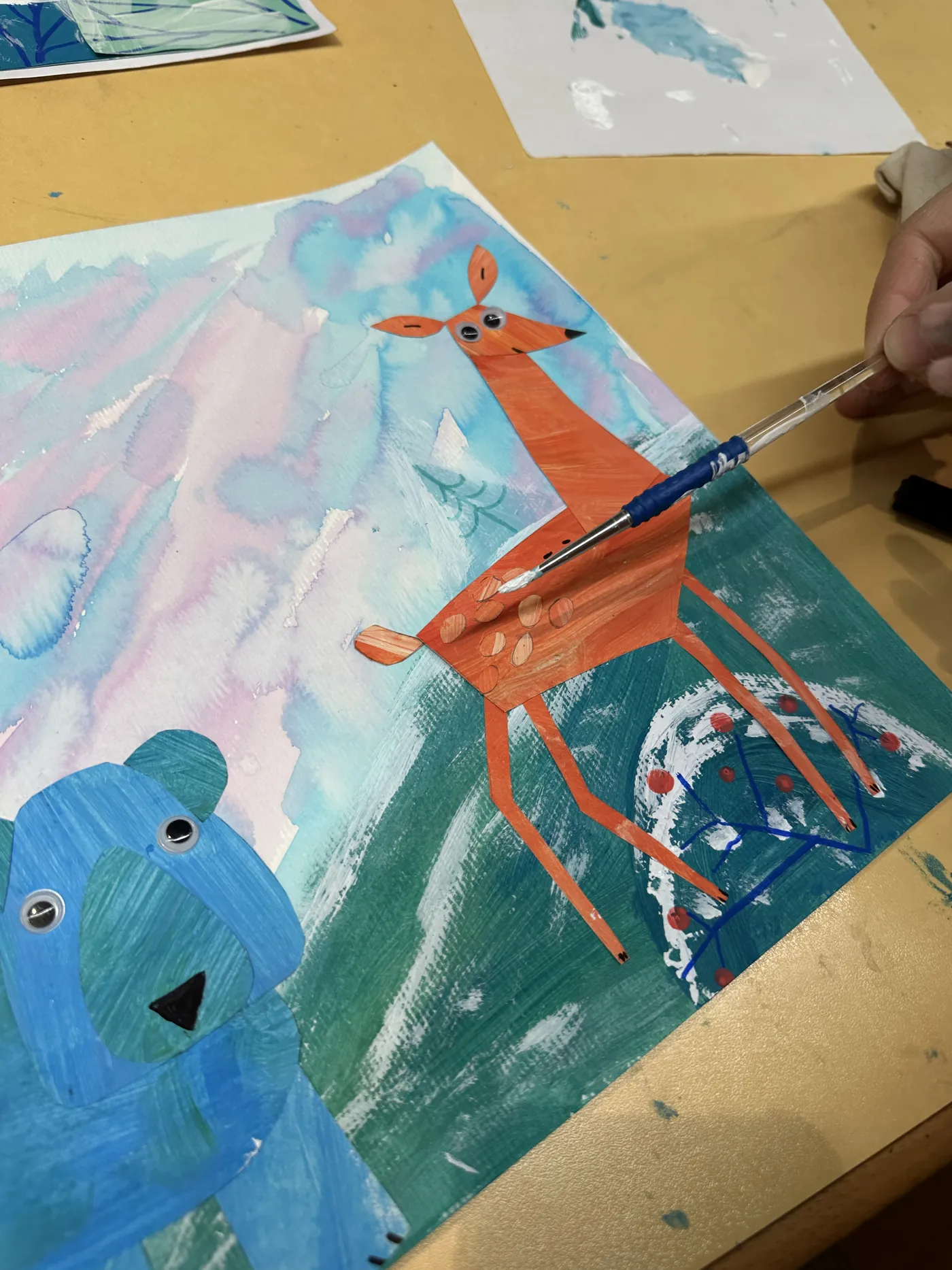 Peinture d'une biche et d'un ours en cours de réalisation