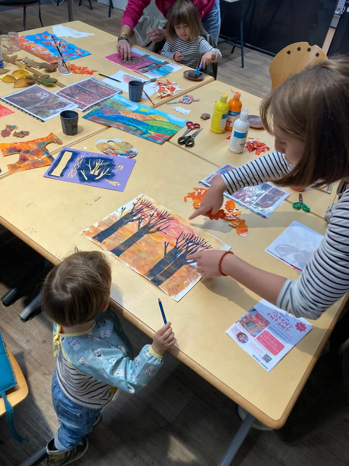 Duos parent-enfant autour de la table de l'atelier