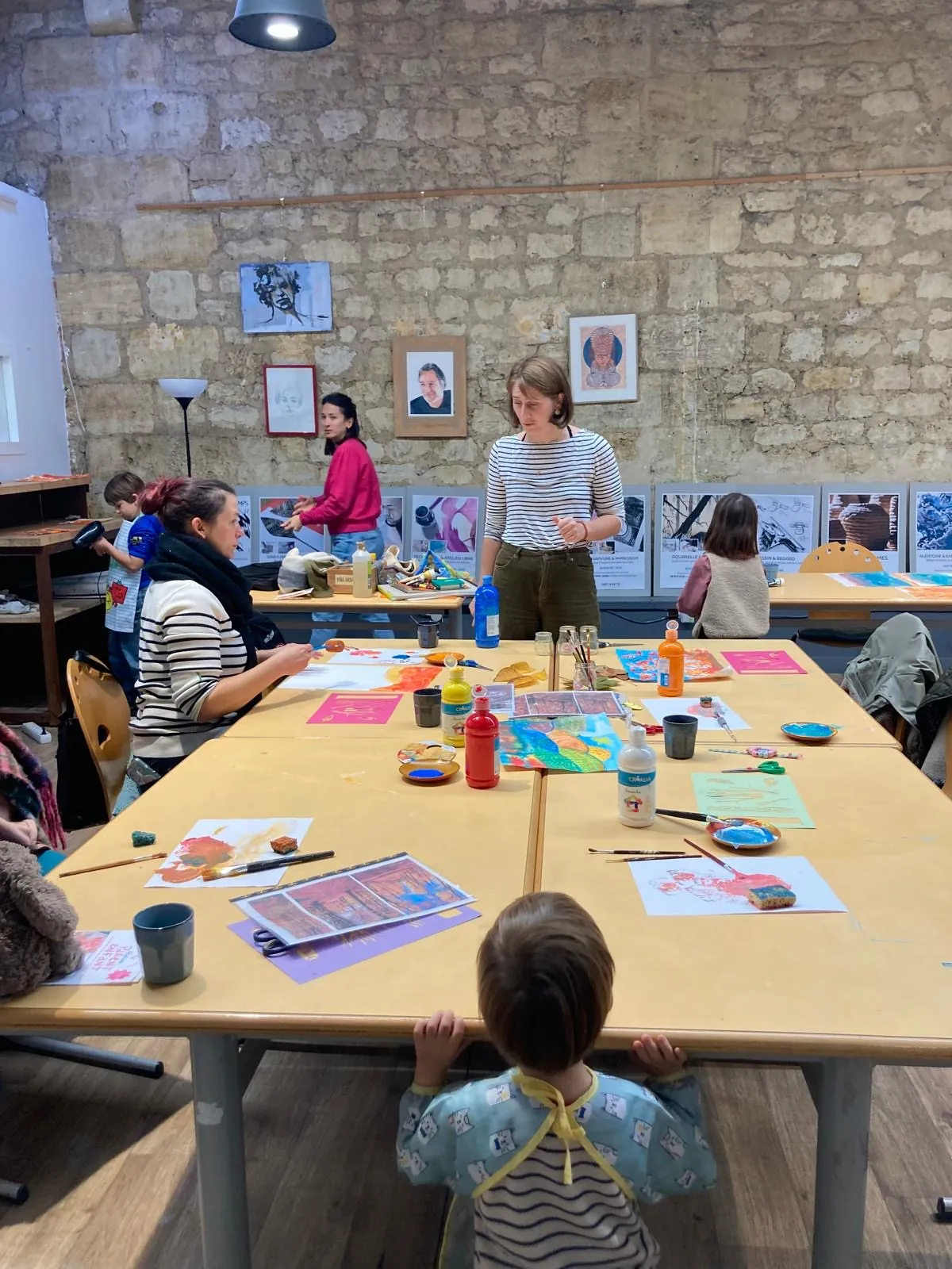 Vue de l'atelier pendant une séance parent-enfant