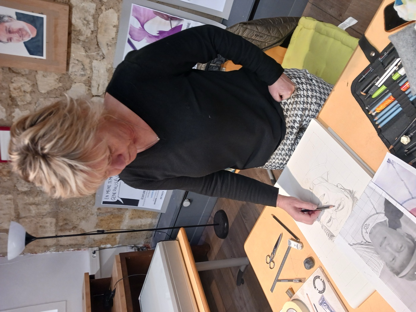 Élève dessinant un portrait à l'atelier