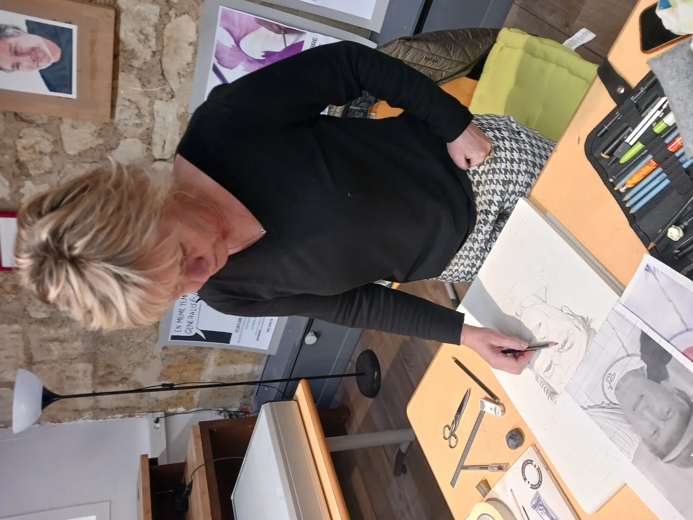 Élève dessinant un portrait à l'atelier