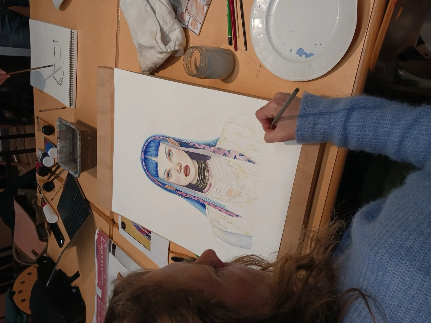 Élève réalisant un portrait à l'atelier