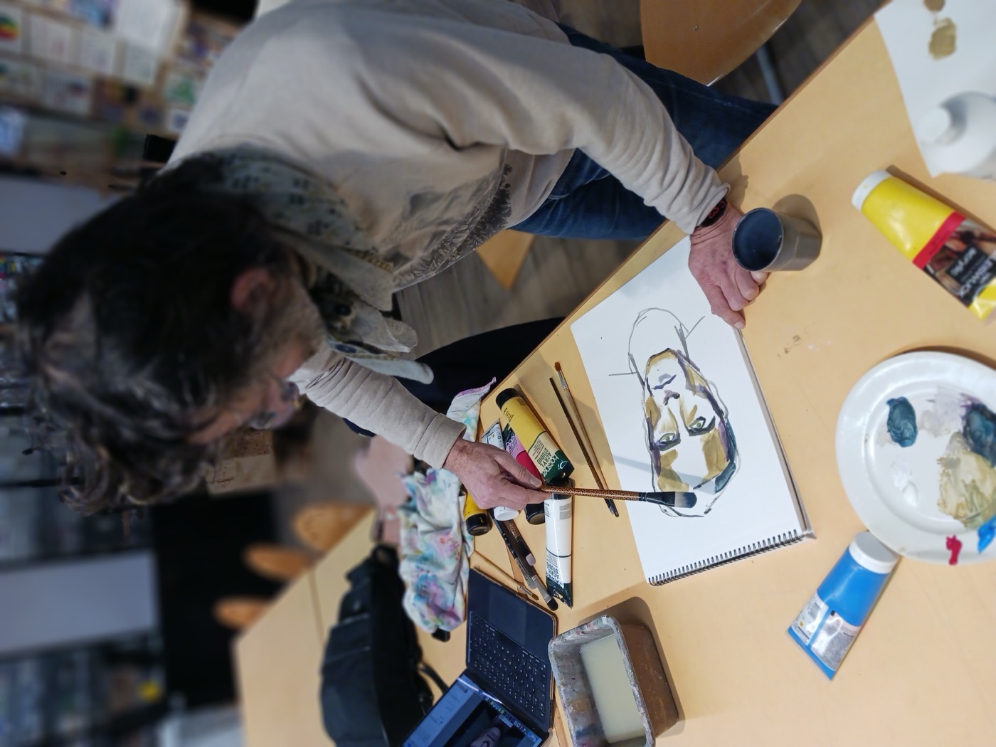 Élève peignant un visage à l'atelier