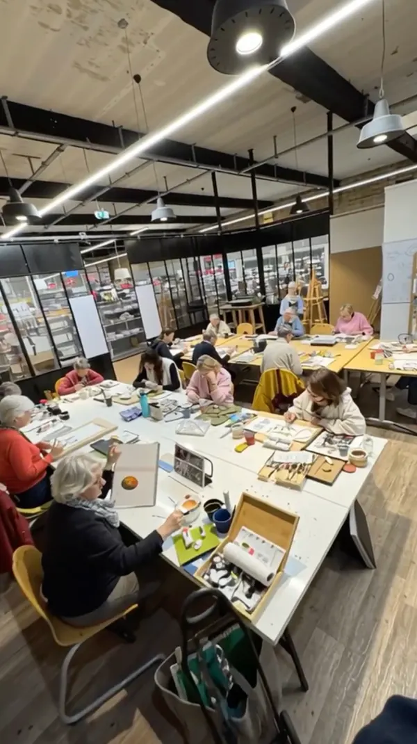 L'atelier vitré vu d'en haut, pendant un cours