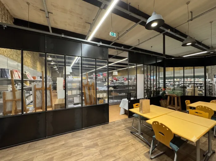 L'atelier de la Verrière, tables de travail